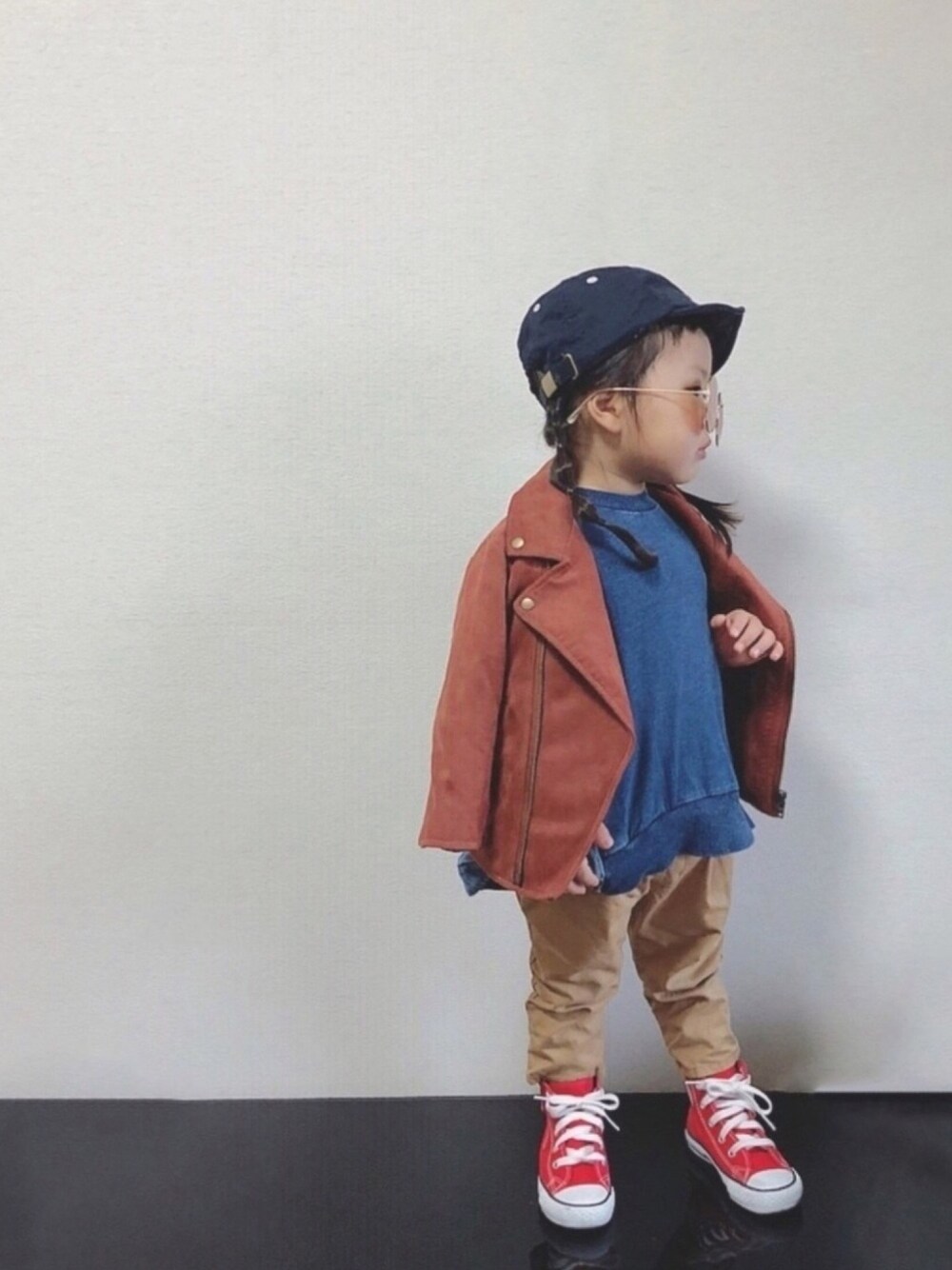 「秋のブラウンスタイル、キャップ、丸サングラス、ライダース、肩掛け、テーパードパンツ、ハイカットスニーカー、赤コンバース」｜「petit mainのアルファベットロゴキャップ（キャップ、ブルー系）」を使った、𓅿yzk𓅿さん（キッズ・80cm）の秋コーディネートの1枚目の写真