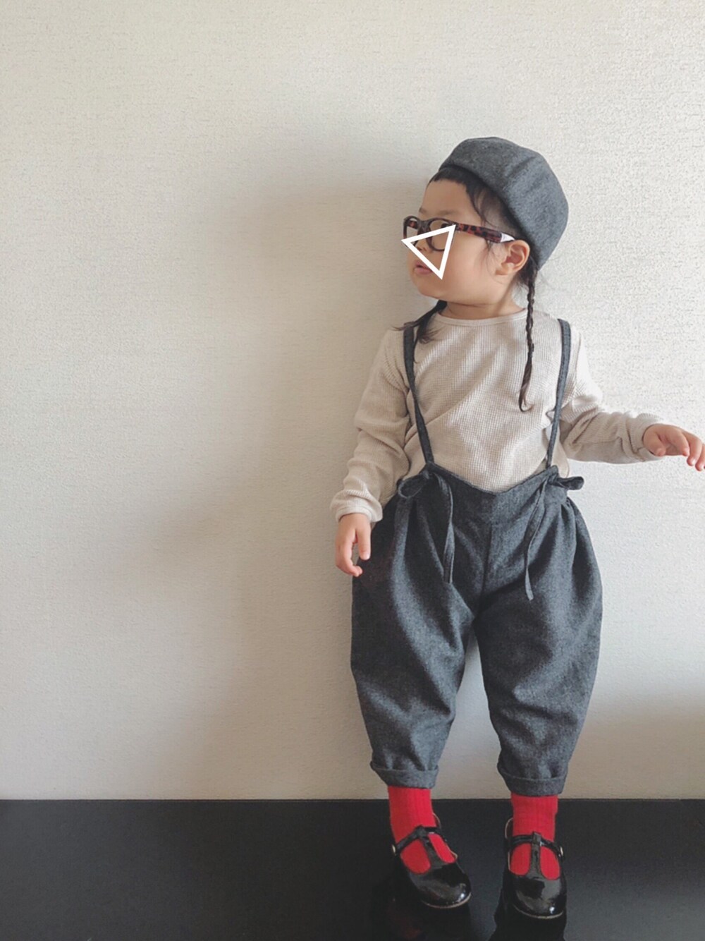 「ベレー帽、めがね、ワッフル、吊り紐付きパンツ、サスペンダーパンツ、赤い靴下、Tストラップシューズ、ハンドメイド」｜「Handmadeのminne→blum（ハンチング/ベレー帽、グレー系）」を使った、𓅿yzk𓅿さん（キッズ・90cm）の秋コーディネートの1枚目の写真