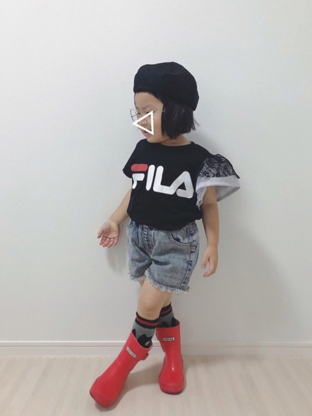 「夏だ！Tシャツ着よう！、ロゴT、FILA、リメイク、ベレー帽、丸メガネ、デニムショートパンツ、ショートパンツ、レインブーツ、雨の日コーデ」｜「Handmadeのwear的ポーズを強要（ハンチング/ベレー帽、ブラック系）」を使った、𓅿yzk𓅿さん（キッズ・74cm）の夏コーディネートの1枚目の写真