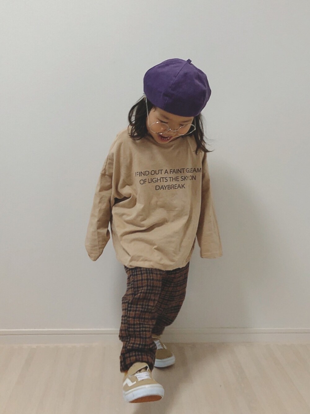 「ベレー帽、めがね、ロゴT、チェックパンツ、ハンドメイド、オールドスクール、ブラウンコーデ、やっぱりストリートが好き」｜「pinocoのアイテム（ハンチング/ベレー帽、パープル系）」を使った、𓅿yzk𓅿さん（キッズ・90cm）の秋コーディネートの1枚目の写真
