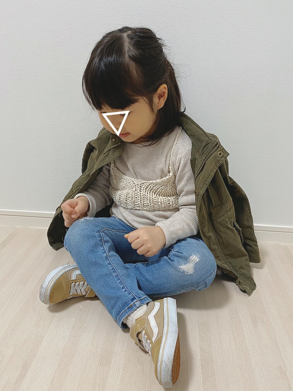 「パクリスタ、パクリコーデ、かなぼんmade、ビスチェ、ニットビスチェ、サーマル、ワッフル、カーキアウター、デニムパンツ、オールドスクール」｜「めいちゃんおめでとー🍾🥂✨💕の座り心地、良き❤（その他、その他）」を使った、𓅿yzk𓅿さん（キッズ・90cm）の冬コーディネートの1枚目の写真
