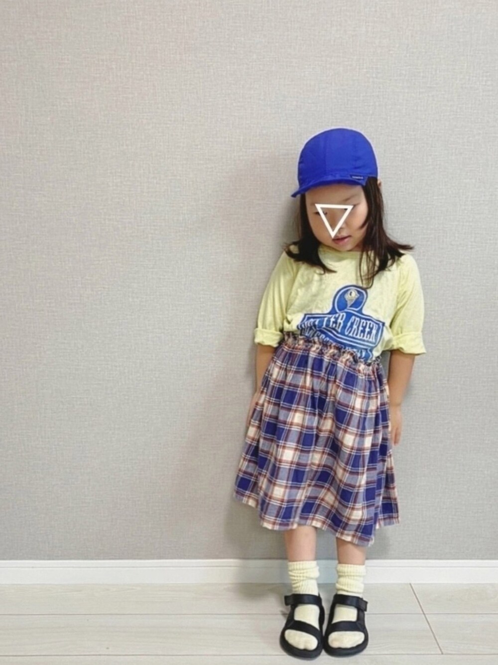 「サンダル、スポーツサンダル、サンダルに靴下、キャップ、ハンドメイド、チェックスカート、韓国子供服、タックイン、プリントT」｜「mont-bellのアイテム（キャップ、ブルー系）」を使った、𓅿yzk𓅿さん（キッズ・100cm）の夏コーディネートの1枚目の写真