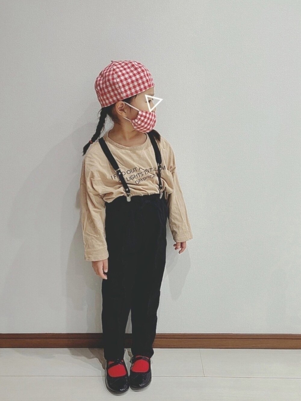 「ベレー帽、マスク、ハンドメイド、ロンT、ロゴT、サスペンダー、センタープレスパンツ、バレエシューズ、mask de fashion」｜「pandaのアイテム（Tシャツ/カットソー、ベージュ系）」を使った、𓅿yzk𓅿さん（キッズ・100cm）の春コーディネートの1枚目の写真