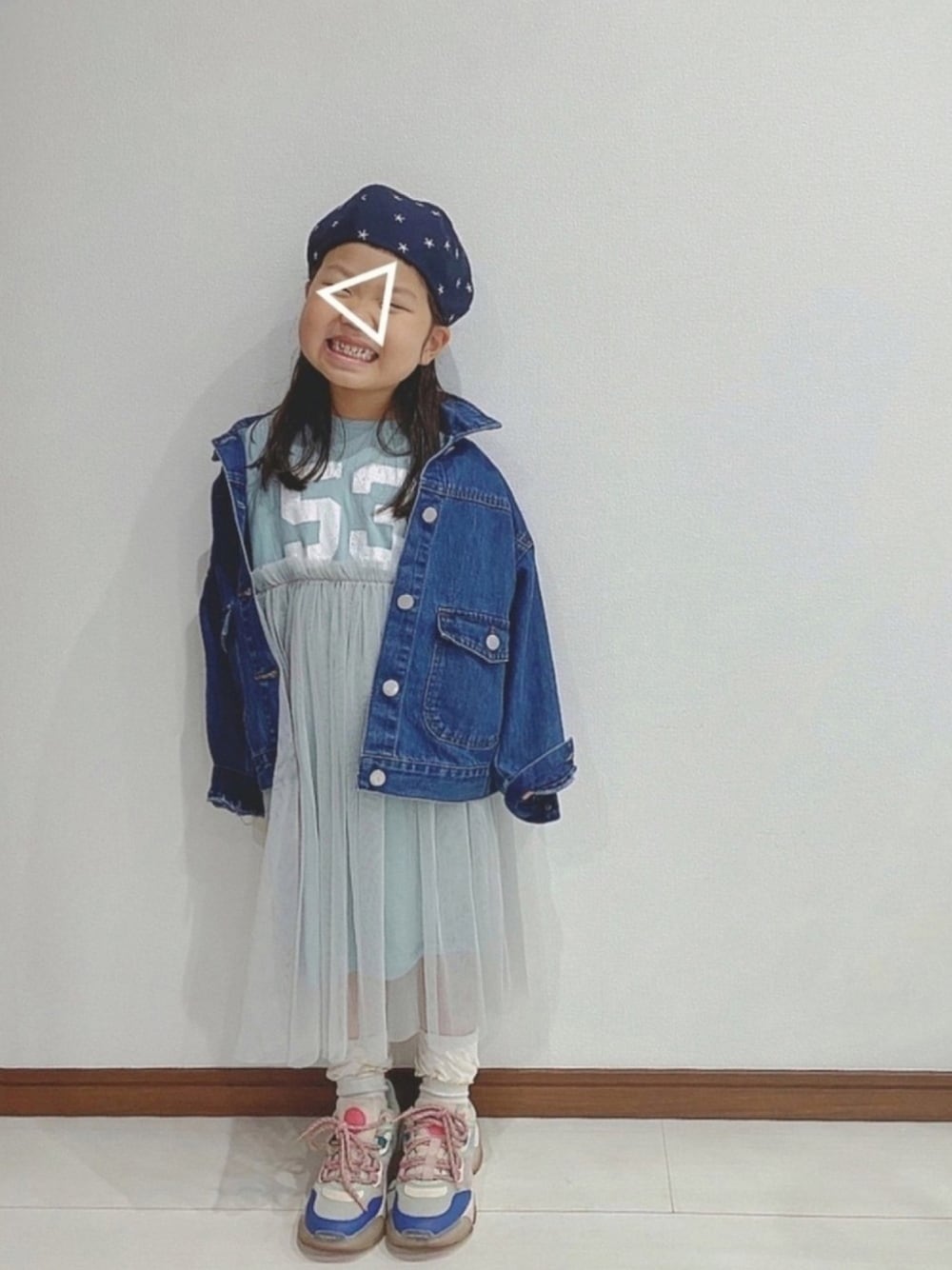 「ベレー帽、ハンドメイド、デニムジャケット、チュールワンピ、チュール、素数、ダッドスニーカー、スニーカー、休日スタイル」｜「pinocoの星のシルバー刺繍（ハンチング/ベレー帽、ブルー系）」を使った、𓅿yzk𓅿さん（キッズ・100cm）の春コーディネートの1枚目の写真