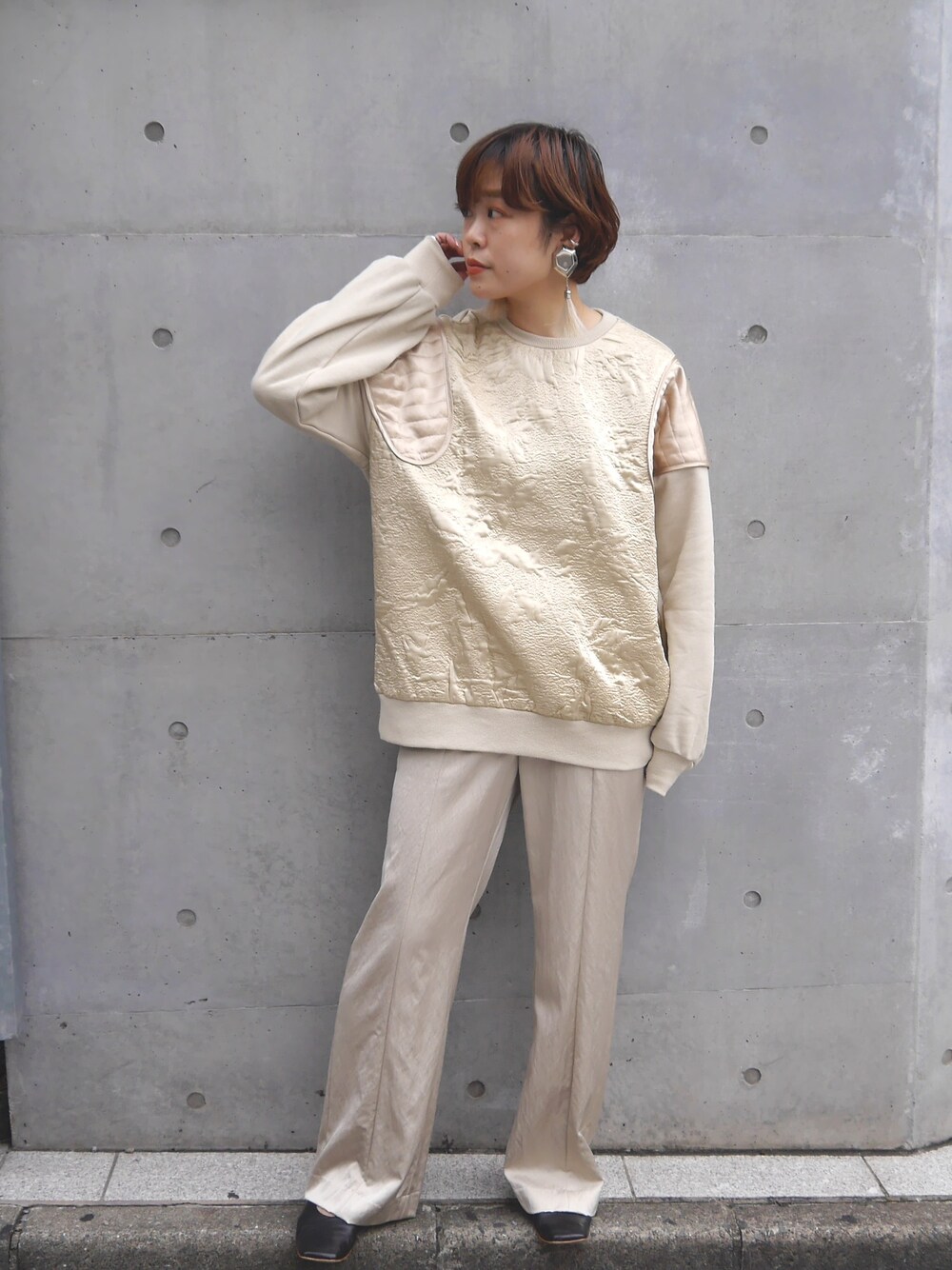 ベージュ系のスウェット、ベージュ系のその他パンツ、ホワイト系のイヤリングを着用したレディースの秋コーディネートの1枚目の写真