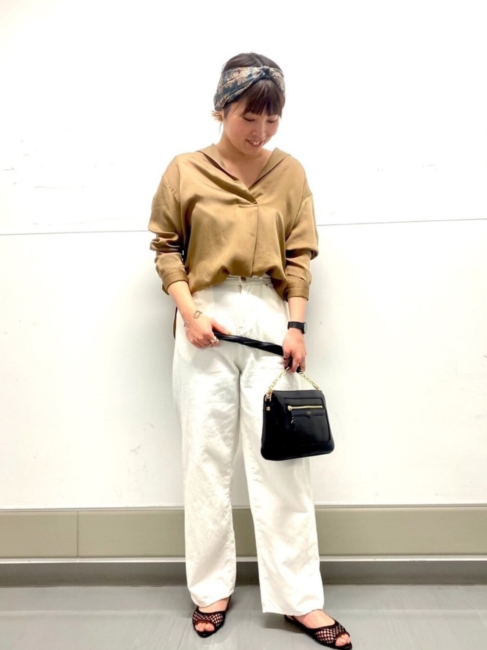 「ワイドデニム、カジュアルコーデ、とろみシャツ、オープンカラーシャツ、上品、eデニム、岡山デニム、大人コーデ、麻素材」｜「qualiteのオープンカラーブラウス（シャツ/ブラウス、イエロー系）」を使った、RUKAさん（レディース・162cm）の春コーディネートの1枚目の写真