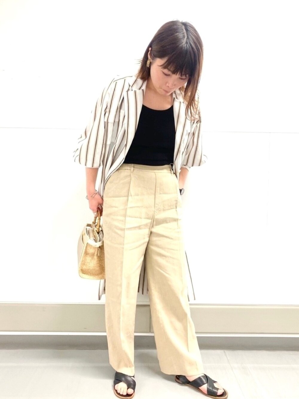 「ストライプ、休日スタイル、リネンパンツ、ベージュ、ラフ、大人カジュアル、シャツコート、オーバーサイズ」｜「qualiteの【ITALY MANTECO社】ストライプオーバーコート（その他アウター、ベージュ系）」を使った、RUKAさん（レディース・162cm）の春コーディネートの1枚目の写真