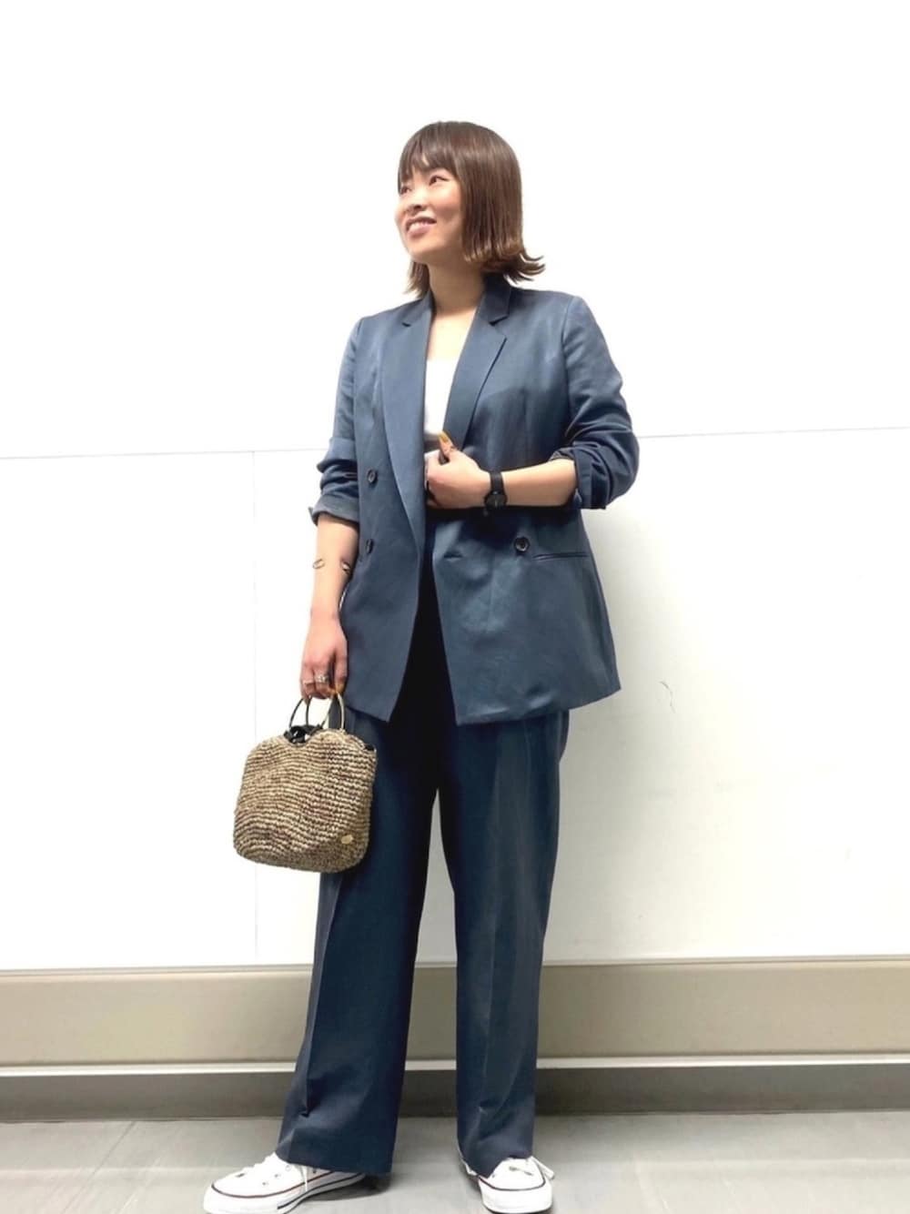「セットアップ、リネン、大人カジュアル、スニーカーコーデ、パンツスタイル、ジャケット、ダブルボタン、きれいめカジュアル」｜「qualiteの【セットアップ対応】ブライトリネンジャケット（テーラードジャケット、ブラック系）」を使った、RUKAさん（レディース・162cm）の春コーディネートの1枚目の写真
