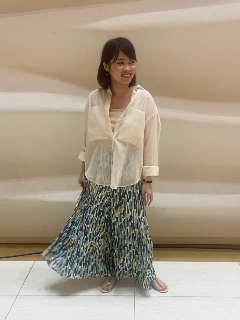 「休日スタイル、きれいめカジュアル、着回しコーデ、シアーシャツ、ペイント、マーメイドライン、パンツスタイル」｜「qualiteのシアーポケットシャツブラウス（シャツ/ブラウス、ホワイト系）」を使った、RUKAさん（レディース・162cm）の夏コーディネートの1枚目の写真