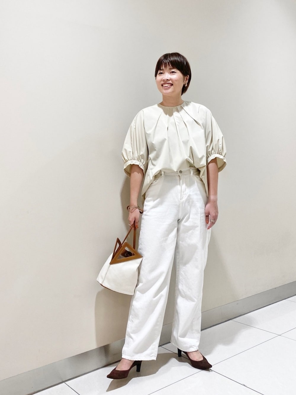 「休日スタイル、大人カジュアル、ボリューム袖、デニム、ワイドデニム、カジュアル」｜「qualiteの【※販売不可※】T/Cﾌﾞﾛｰﾄﾞﾌｫﾙﾑ5分袖ﾌﾞﾗｳｽ（シャツ/ブラウス、ベージュ系）」を使った、RUKAさん（レディース・162cm）の夏コーディネートの1枚目の写真