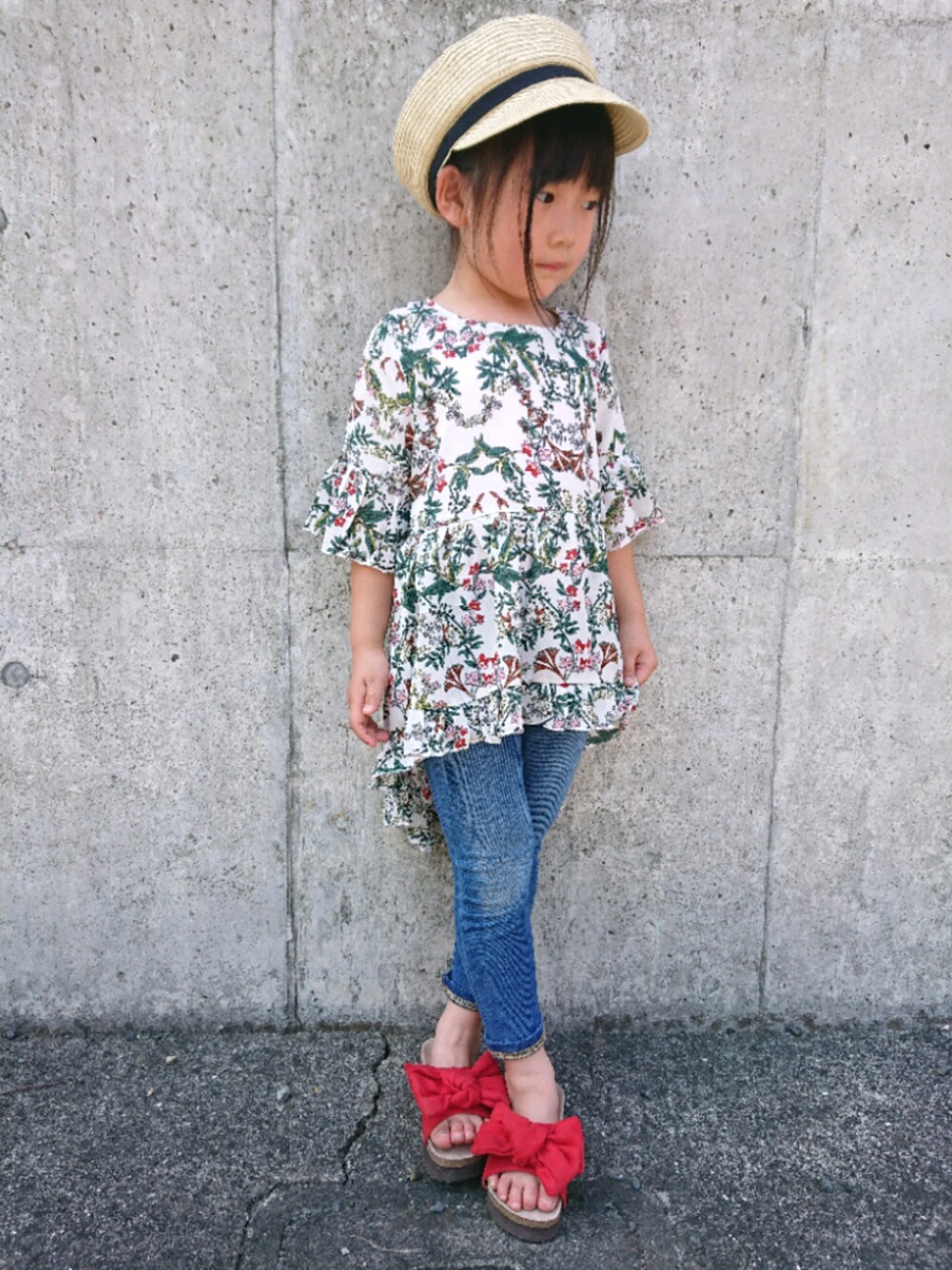 「キッズコーデ、女の子、休日スタイル、プチプラコーデ、夏コーデ、ボタニカル柄、5歳、赤、おしゃれさんと繋がりたい、おんなのこ」｜「韓国子供服のアイテム（シャツ/ブラウス、ホワイト系）」を使った、aynさん（キッズ・110cm）の夏コーディネートの1枚目の写真