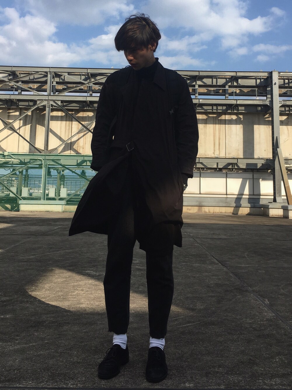 「シンプルコーデ、ブラック、大人カジュアル、COMOLI、Beaty&Youth」｜「COMOLIのアイテム（トレンチコート、ブルー系）」を使った、akiraimoto_さん（メンズ・184cm）の春コーディネートの1枚目の写真