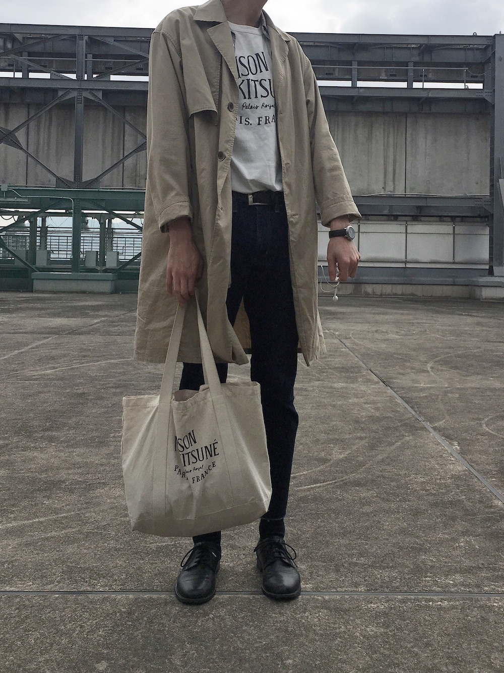 「MAISON KITSUNE、メゾンキツネ、シンプルコーデ、ootd、デニム、Tシャツ、夏コーデ」｜「Maison KitsuneのＰＥＲＭ　Ｔ　ＰＡＬＡＩＳ　ＲＯＹＡＬ（Tシャツ/カットソー、ホワイト系）」を使った、akiraimoto_さん（メンズ・184cm）の春コーディネートの1枚目の写真