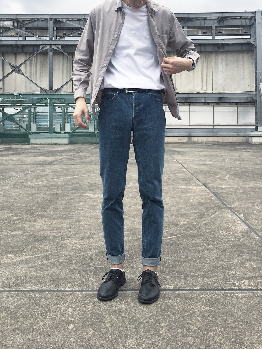「A.P.C.、オトナカジュアル、シャツ、デニム」｜「A.P.C.のTSHIRTS A.P.C. 17E（Tシャツ/カットソー、ホワイト系）」を使った、akiraimoto_さん（メンズ・184cm）の春コーディネートの1枚目の写真