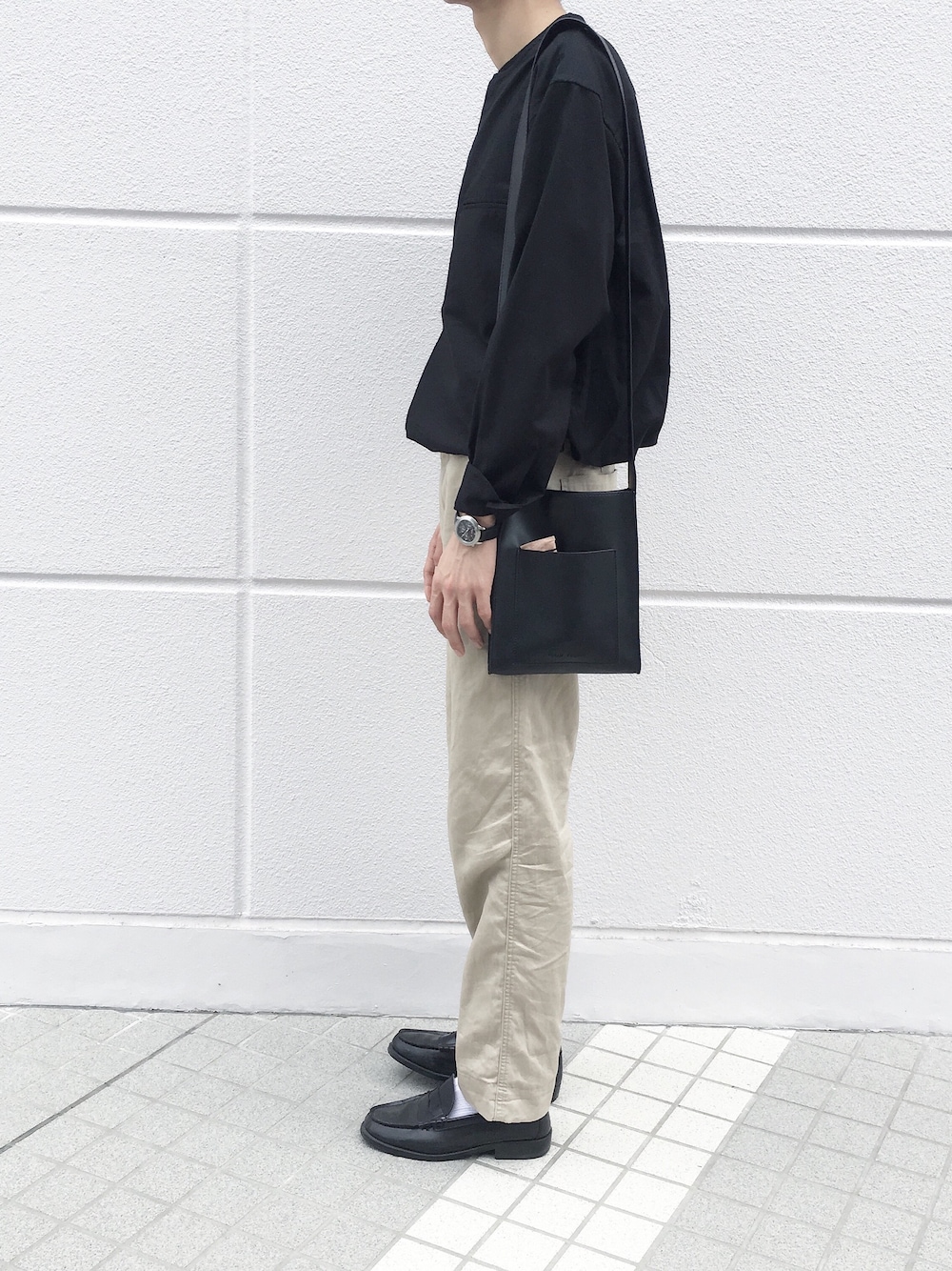 「CLANE、agnes b.、MHL.、休日スタイル、ワイドパンツ、ブラック」｜「CLANEの【CLANE HOMME】NO COLLAR PULLOVER SHIRT（シャツ/ブラウス、ブラック系）」を使った、akiraimoto_さん（メンズ・184cm）の夏コーディネートの1枚目の写真