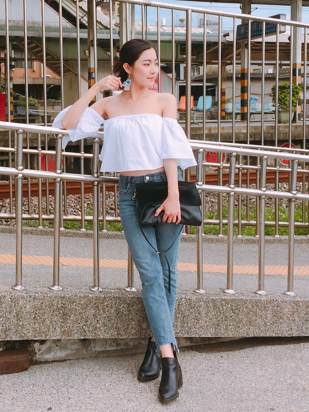 「ootd、ZARA、black、girl、Taiwan、TAIPEI、summer、denim、streetstyle」｜「ZARAのアイテム（ハンドバッグ、ブラック系）」を使った、Debby liuさん（レディース・163cm）の夏コーディネートの1枚目の写真