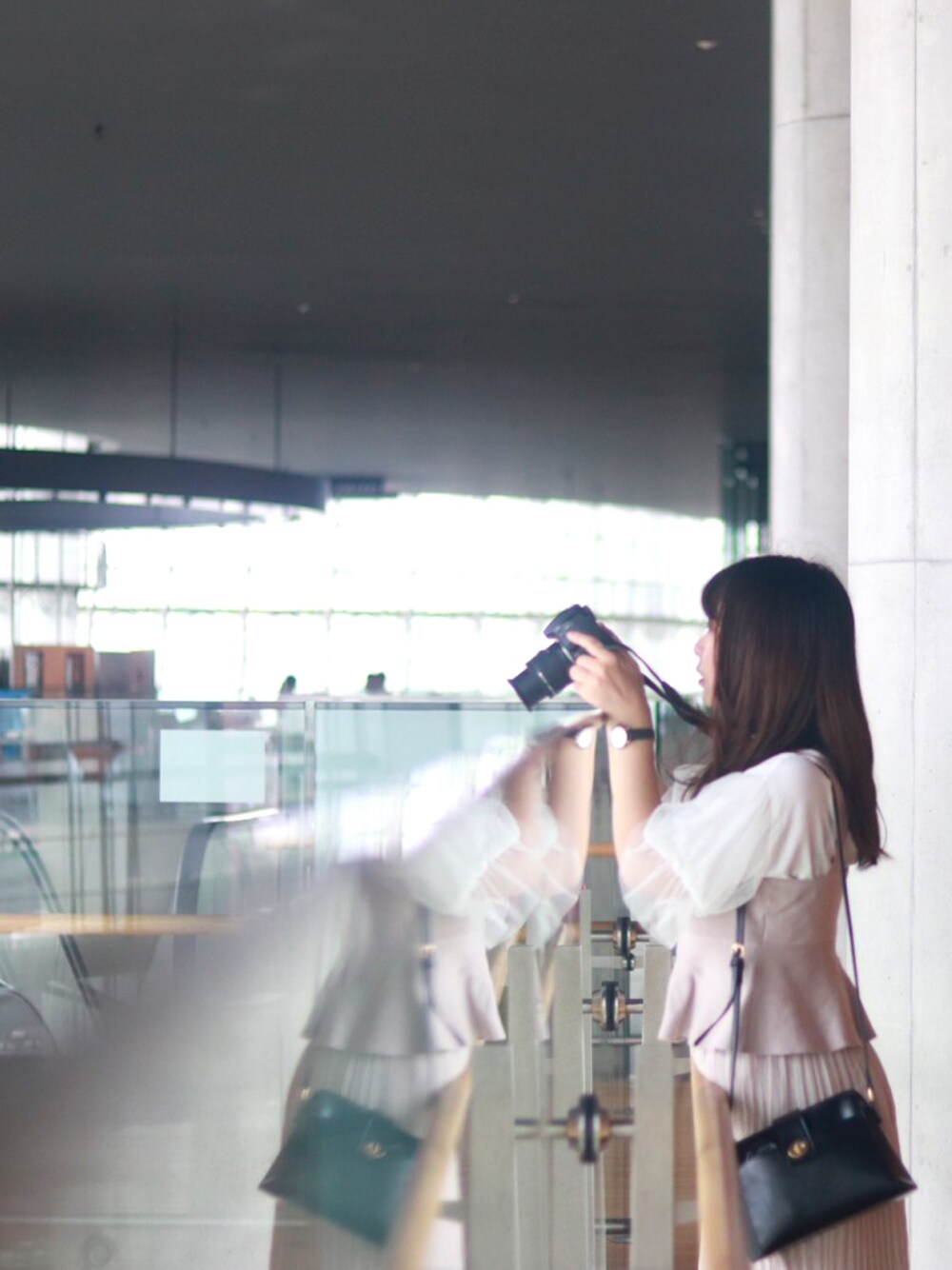 「archives、AG by aquagirl、RETOROGIRL、カメラ、カメラ女子、Nikon、NikonD5600、国立新美術館、カメラ好きな人と繋がりたい、カメラ初心者」｜「archivesのプリーツチュールBL+ペプラムknitビスチェ（シャツ/ブラウス、ピンク系）」を使った、ゆゆんさん（レディース・158cm）の秋コーディネートの1枚目の写真