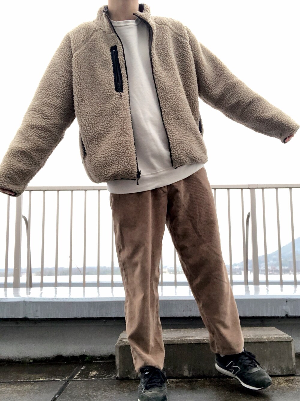 ベージュ系のブルゾン、ホワイト系のスウェット、ベージュ系のその他パンツを着用したメンズの冬コーディネートの1枚目の写真