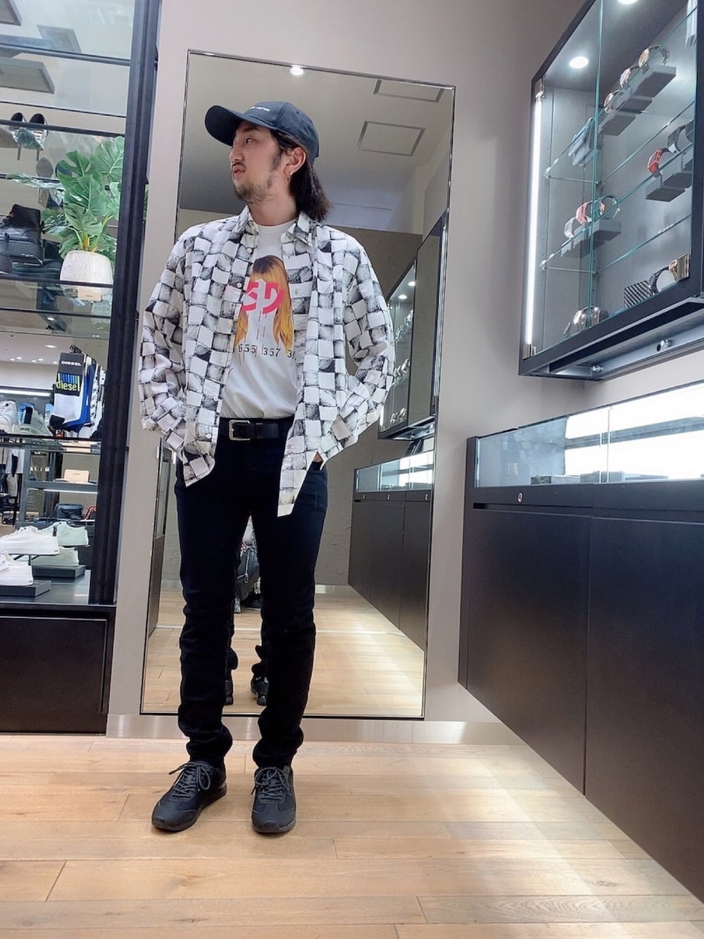 ホワイト系のシャツ/ブラウス、ホワイト系のTシャツ/カットソー、ブラック系のデニムパンツを着用したメンズの春コーディネートの1枚目の写真