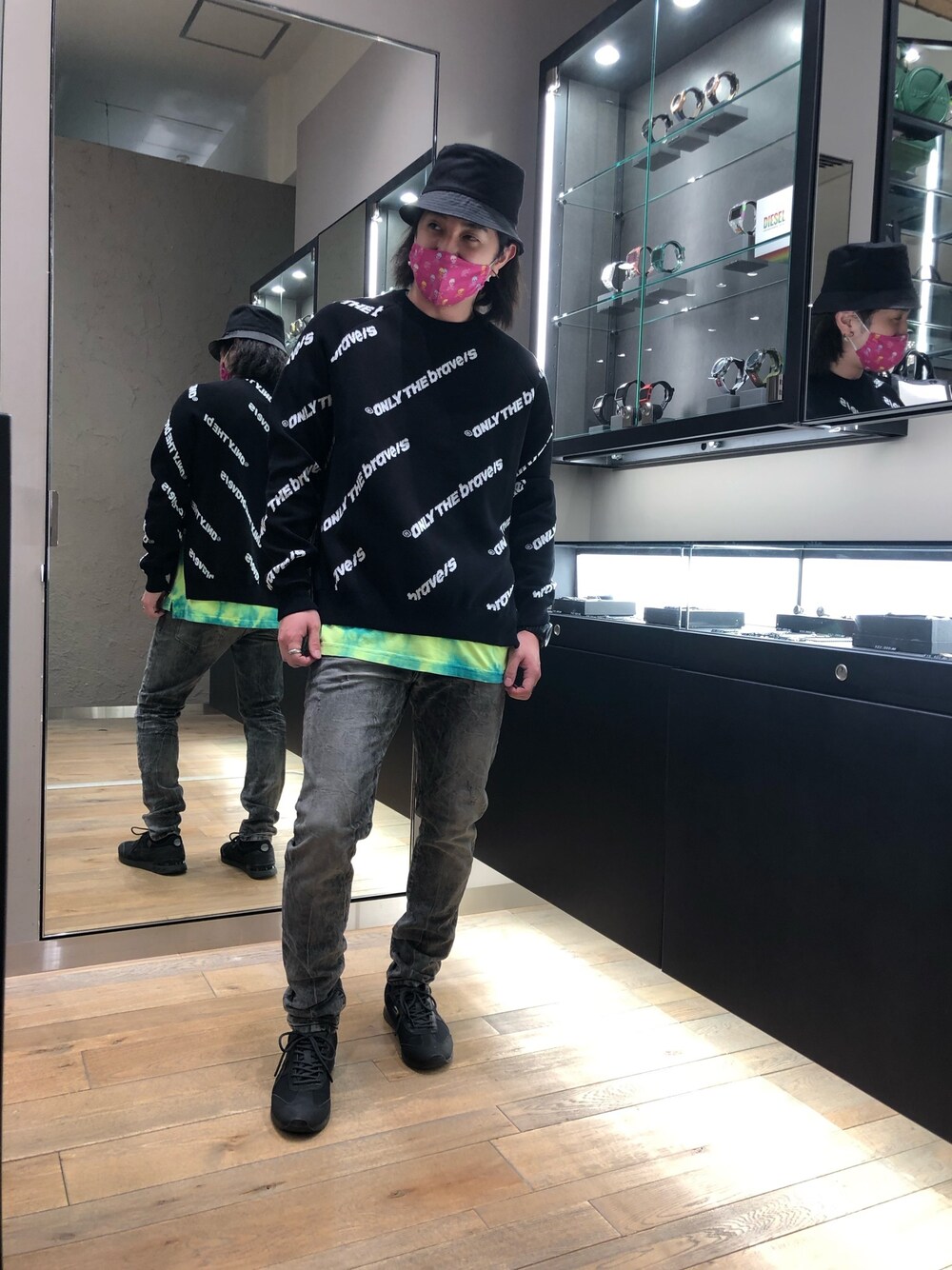 ブラック系のニット/セーター、グリーン系のTシャツ/カットソー、ブラック系のデニムパンツを着用したメンズの夏コーディネートの1枚目の写真