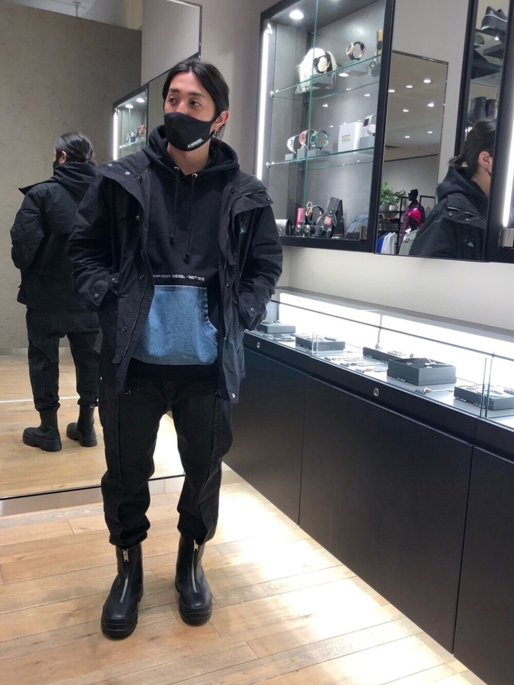 「秋冬コーデ、オーバーサイズ、ブラックコーデ、デニム、ビックシルエット、ワイドパンツ」｜「DIESELのメンズ ジャケット ハイネック フィールド ジャケット（ブルゾン、ブラック系）」を使った、ネスさん（メンズ・169cm）の秋コーディネートの1枚目の写真