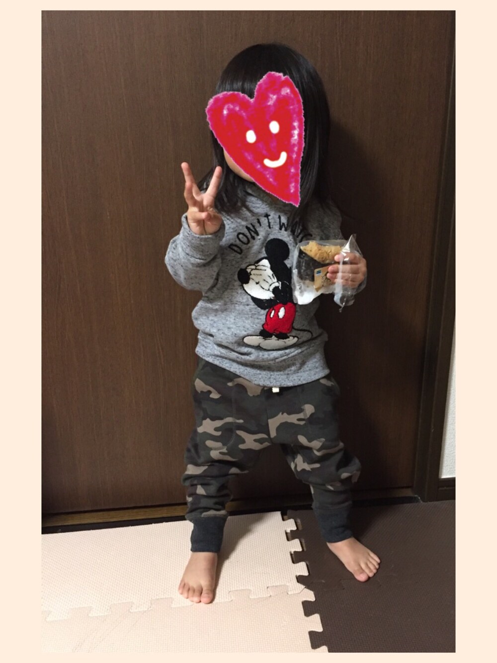 「キッズコーデ」｜「Right-onのアイテム（パーカー、グレー系）」を使った、satohiさん（キッズ・80cm）の冬コーディネートの1枚目の写真