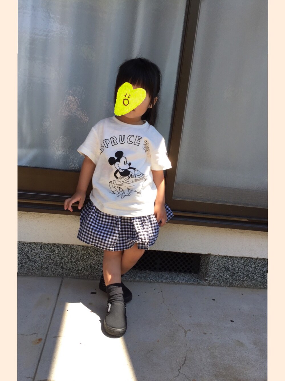「THE SHOP TK のアイテム（Tシャツ/カットソー、ホワイト系）」を使った、satohiさん（キッズ・80cm）の春コーディネートの1枚目の写真