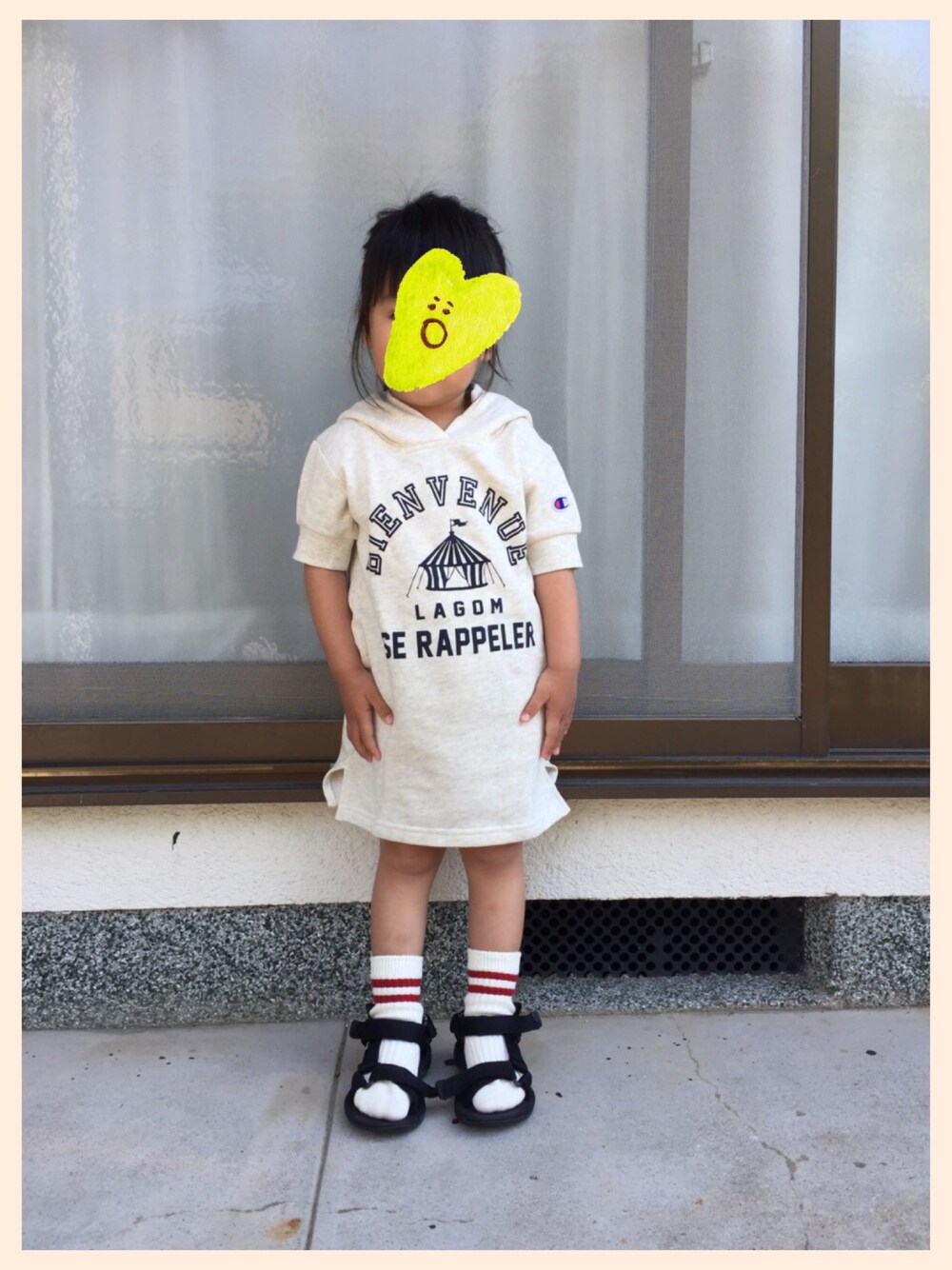 「キッズコーデ」｜「Championのアイテム（ワンピース、ホワイト系）」を使った、satohiさん（キッズ・80cm）の春コーディネートの1枚目の写真