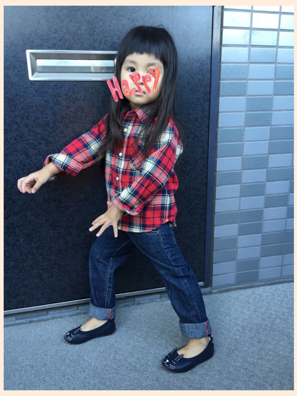 「キッズコーデ」｜「URBAN RESEARCH DOORSのアイテム（シャツ/ブラウス、レッド系）」を使った、satohiさん（キッズ・90cm）の秋コーディネートの1枚目の写真