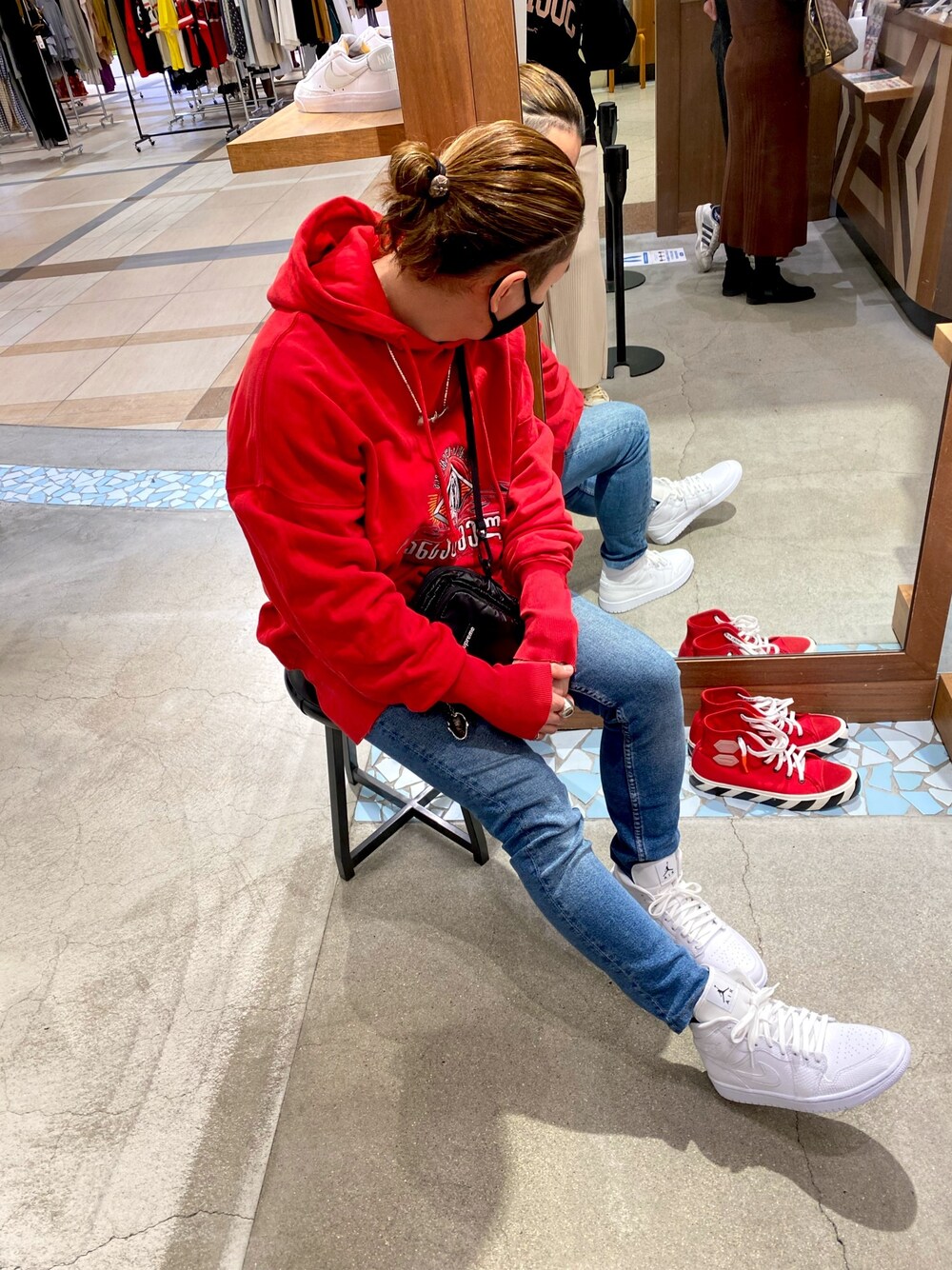 「春、スニーカーコーデ、ビッグシルエット、春カラースタイル、おしゃれさんと繋がりたい、ストリートファッション、ootd、カジュアルコーデ、モノトーンコーデ、ストリート」｜「VETEMENTSのアイテム（パーカー、レッド系）」を使った、kenさん（メンズ・163cm）の春コーディネートの1枚目の写真