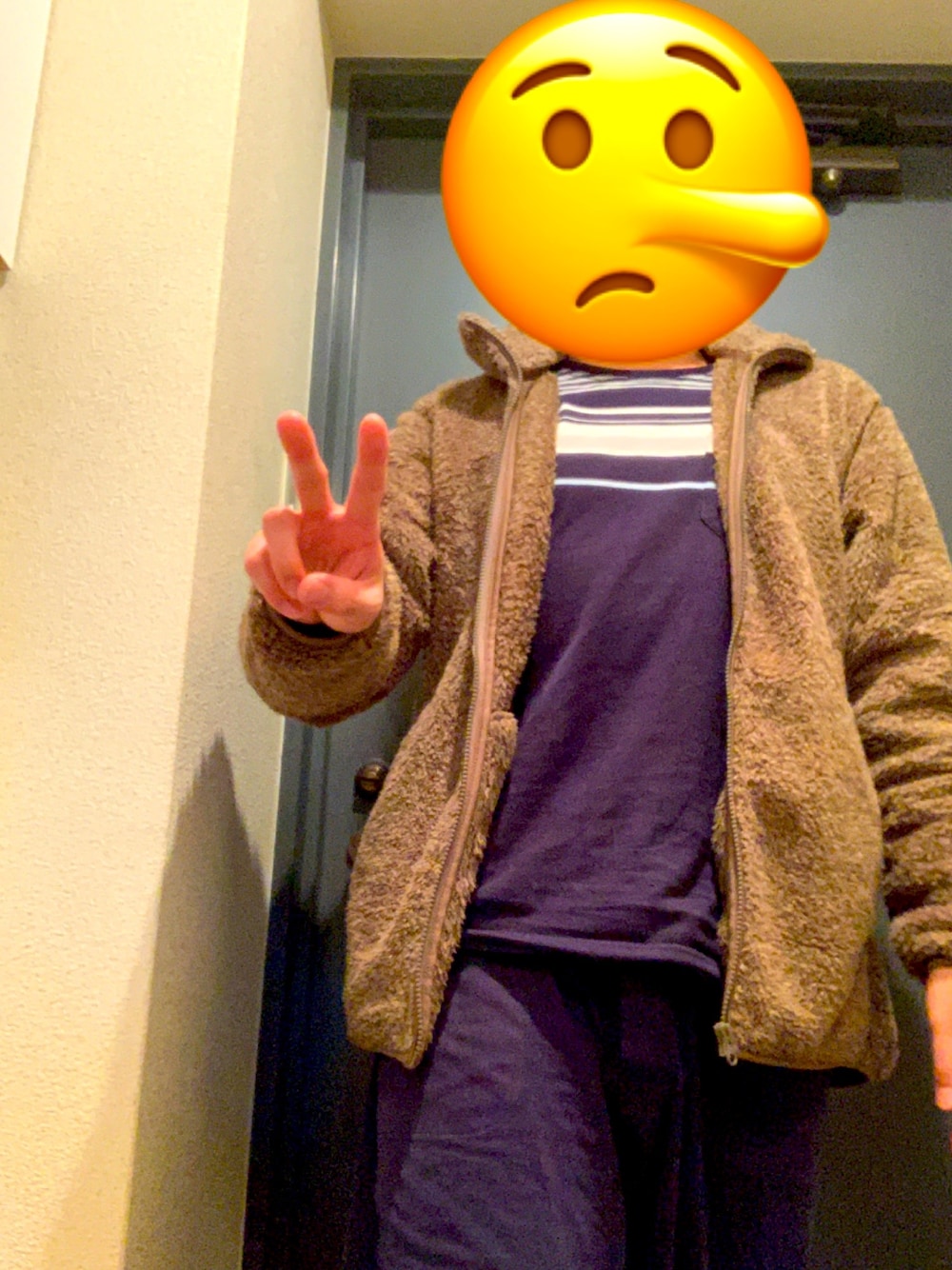 「オーバーサイズ、おしゃれさんと繋がりたい、冬」｜「TAKEO KIKUCHIのアイテム（ルームウェア/パジャマ、ブルー系）」を使った、TomoKiMaさん（メンズ・166cm）の冬コーディネートの1枚目の写真