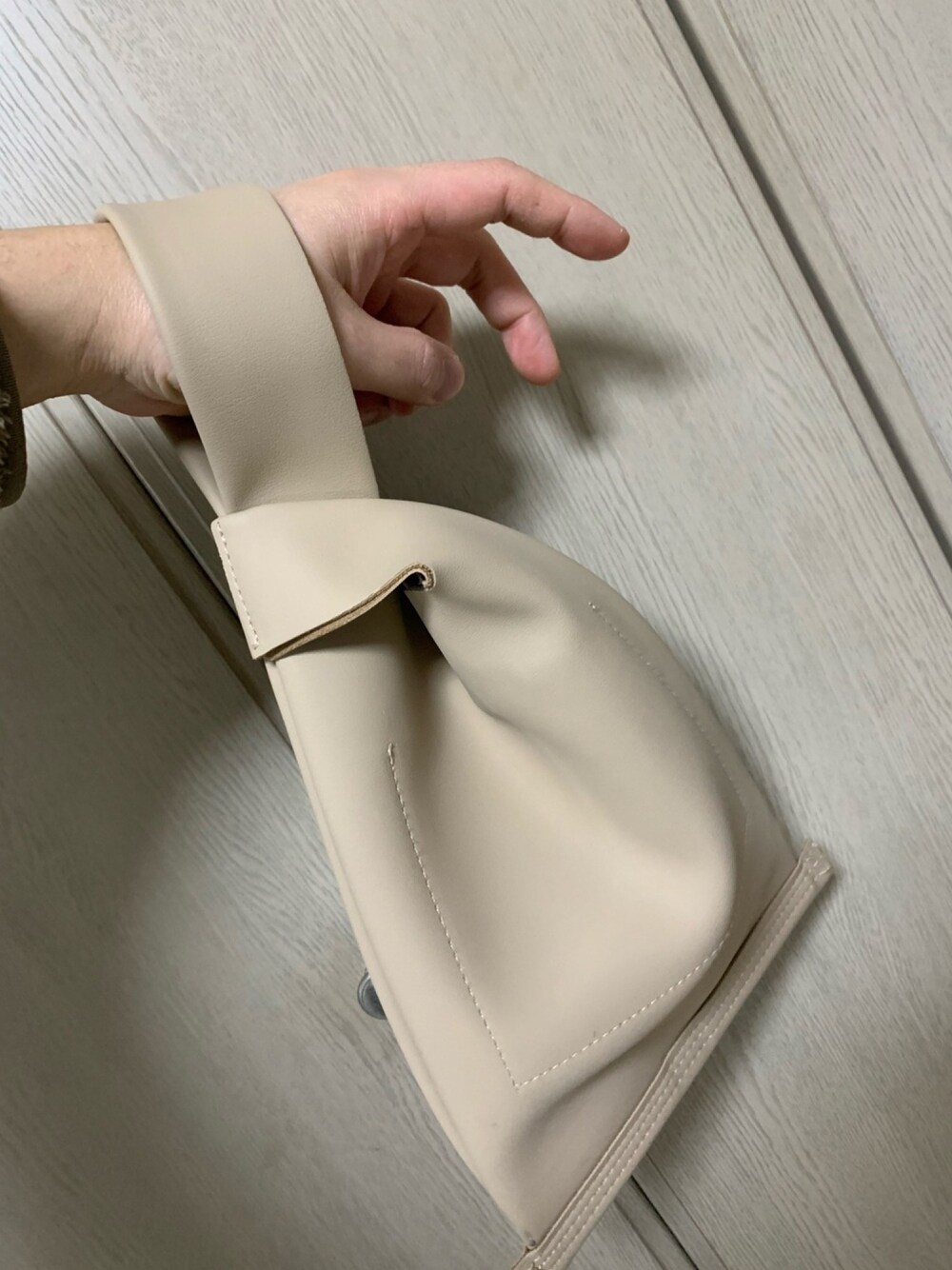 「おすすめ、プチプラ」｜「chabiJewelryのアイテム（ハンドバッグ、ベージュ系）」を使った、TomoKiMaさん（メンズ・166cm）の冬コーディネートの1枚目の写真