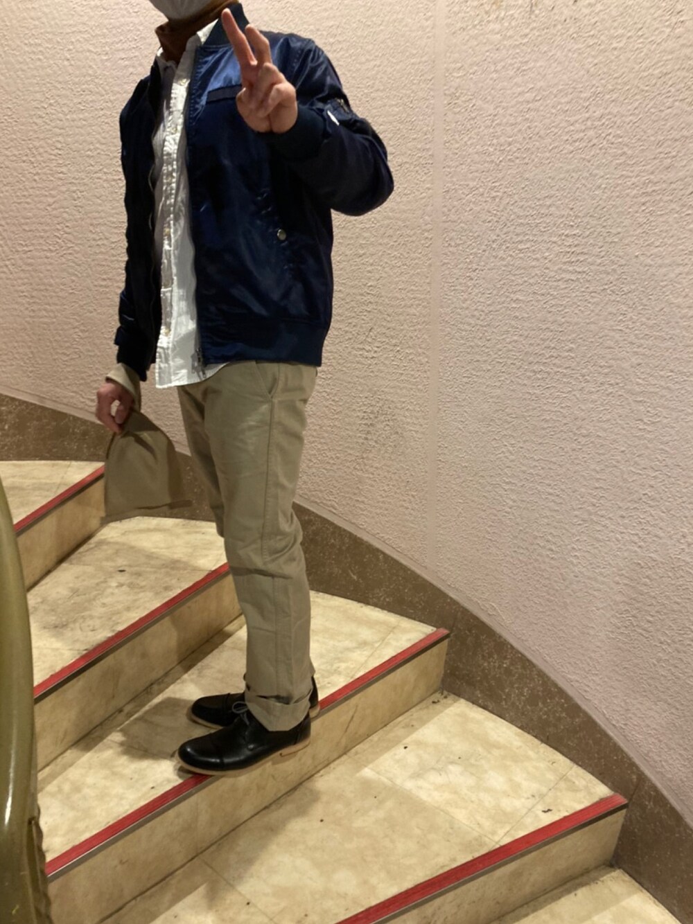 「シンプル、チョコ色に染まれ、大人カジュアル、春コーデ、カジュアルコーデ」｜「GUのアイテム（チノパンツ、ベージュ系）」を使った、TomoKiMaさん（メンズ・166cm）の冬コーディネートの1枚目の写真