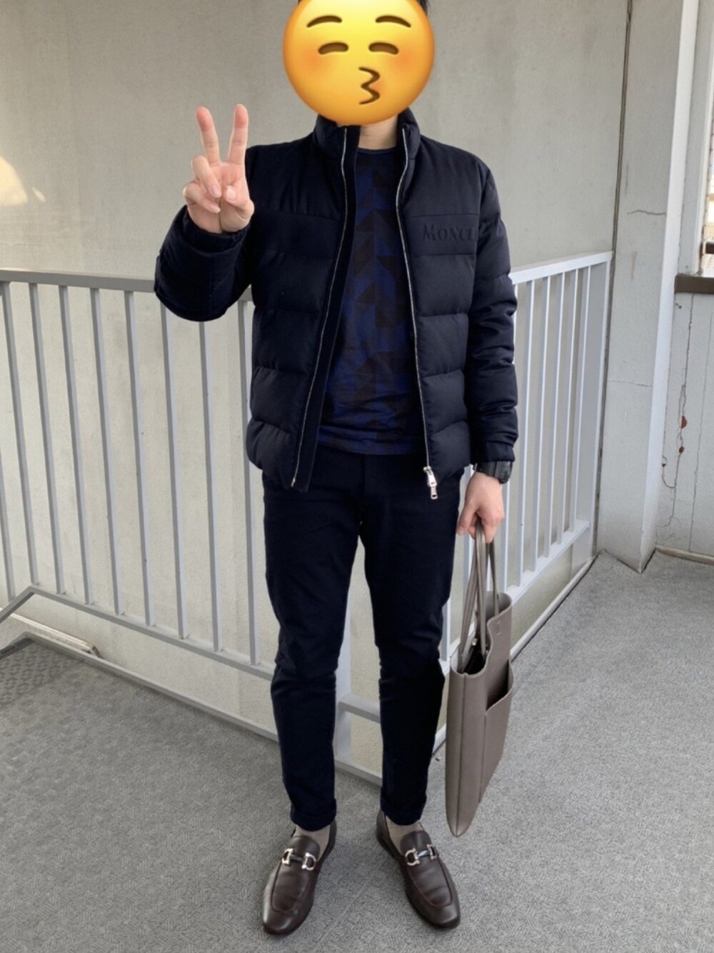 「シンプル、大人カジュアル、オーバーサイズ、スニーカーコーデ、スラックス」｜「Calvin Klein PLATINUMのアイテム（Tシャツ/カットソー、ブルー系）」を使った、TomoKiMaさん（メンズ・166cm）の冬コーディネートの1枚目の写真