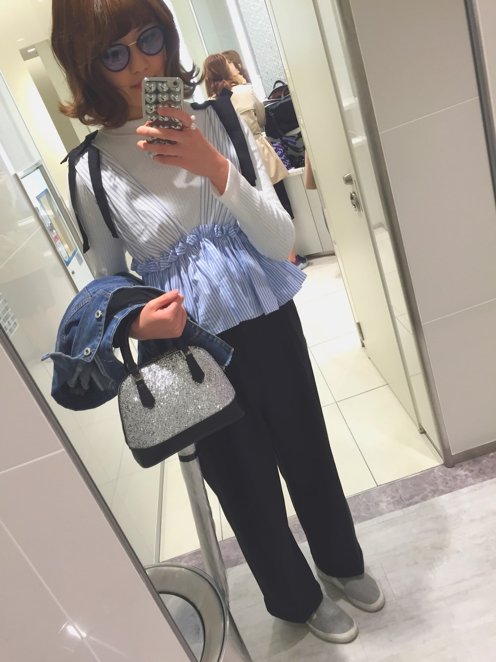 「ラフ、オトナ女子、雨の日コーデ、ZARA、デニム、ootd、ビスチェ、フリル、リボン、キャミソール」｜「ZARA TRFのコントラストストライプトップス（キャミソール、ブルー系）」を使った、tさん（レディース・172cm）の春コーディネートの1枚目の写真