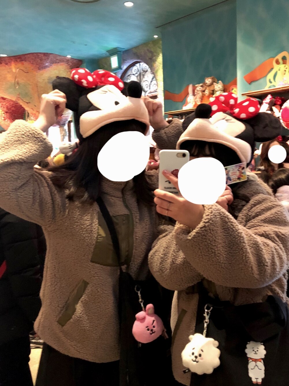 「秋のマイ旬スタイル、ディズニー」｜「apres jourのもこもこフードボアブルゾン【ZOZOTOWN限定アイテム】（ブルゾン、ブラウン系）」を使った、ちぇりさん（レディース・150cm）の秋コーディネートの1枚目の写真