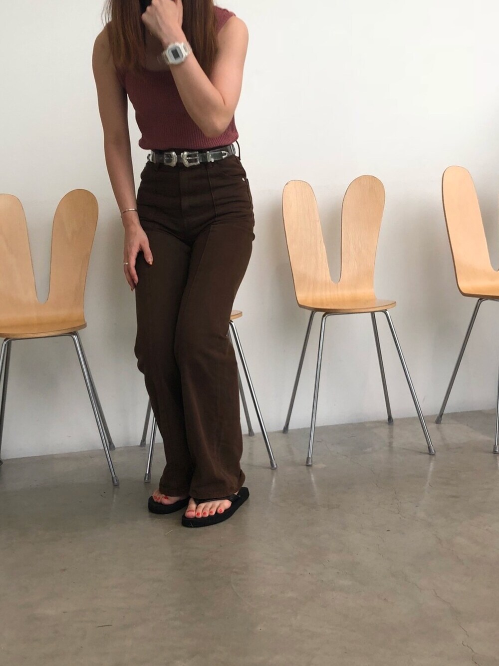 ピンク系のタンクトップ、ブラウン系のデニムパンツ、その他のアナログ腕時計を着用したレディースの夏コーディネートの1枚目の写真