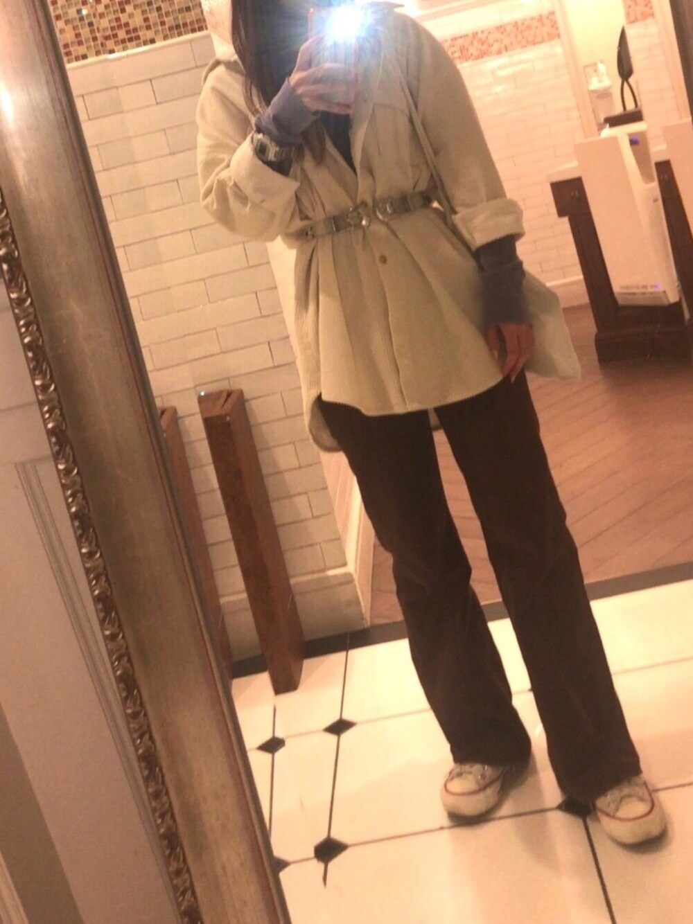 ホワイト系のシャツ/ブラウス、パープル系のTシャツ/カットソー、ホワイト系のスニーカーを着用したレディースの秋コーディネートの1枚目の写真