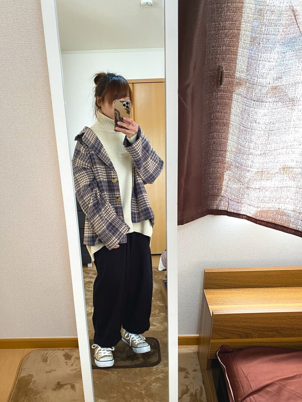 ホワイト系のニット/セーター、ブルー系のチェスターコート、ブラック系のその他パンツを着用したレディースの冬コーディネートの1枚目の写真