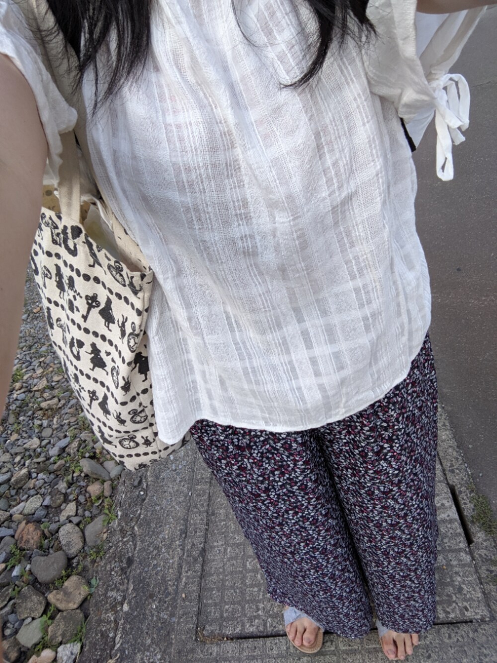 「花柄ワイドパンツ、ハニーズ、Samansa Mos2、おしゃれさんと繋がりたい、着回しコーデ、シンプル」｜「Samansa Mos2のフレンチスリーブブラウス（シャツ/ブラウス、ホワイト系）」を使った、☆sachi0401☆さん（レディース・157cm）の夏コーディネートの1枚目の写真