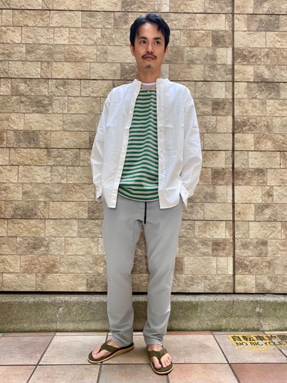 グレー系のその他パンツ、ホワイト系のシャツ/ブラウス、グリーン系のサンダルを着用したメンズの春コーディネートの1枚目の写真