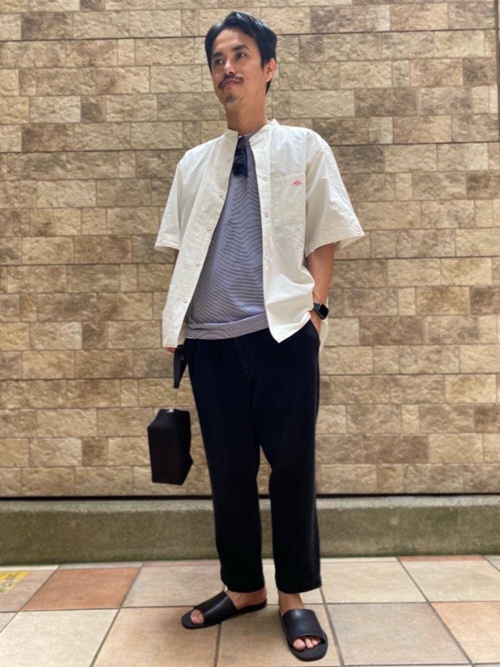 グレー系のデニムパンツ、ブルー系のTシャツ/カットソー、ホワイト系のシャツ/ブラウスを着用したメンズの春コーディネートの1枚目の写真