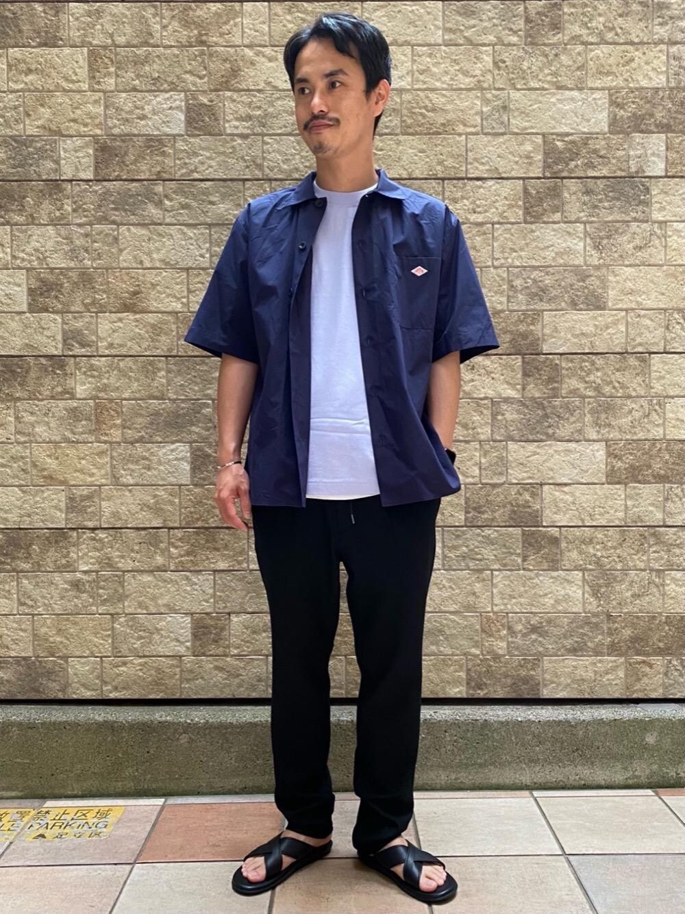 パープル系のTシャツ/カットソー、ブラック系のその他パンツ、ブルー系のシャツ/ブラウスを着用したメンズの春コーディネートの1枚目の写真