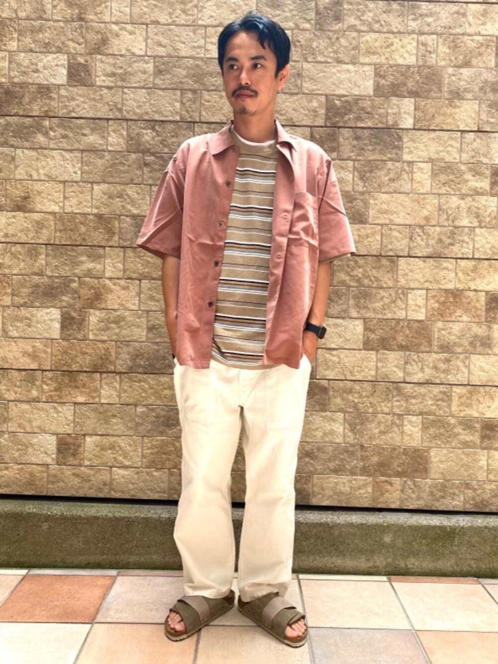 ホワイト系のTシャツ/カットソー、ベージュ系のサンダル、オレンジ系のシャツ/ブラウスを着用したメンズの春コーディネートの1枚目の写真