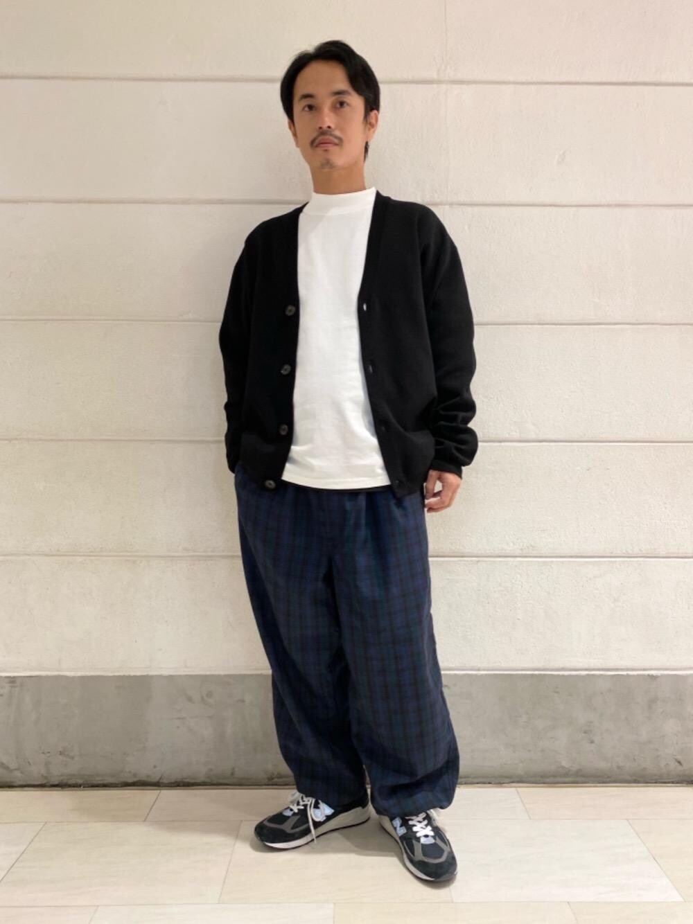 グリーン系のその他パンツ、ブラック系のカーディガン/ボレロを着用したメンズの秋コーディネートの1枚目の写真