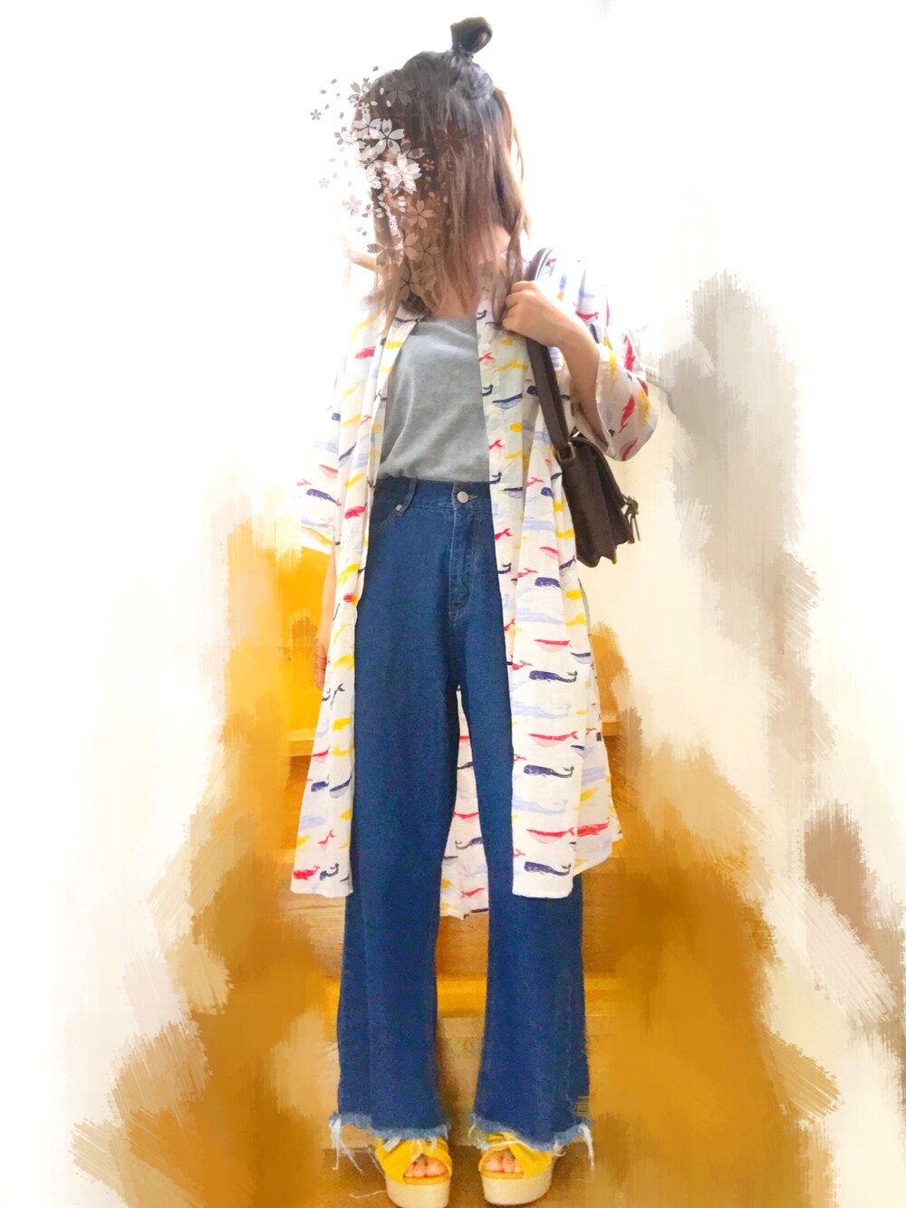 ブラウン系のショルダーバッグ、イエロー系のサンダル、ホワイト系のシャツワンピースを着用したレディースの夏コーディネートの1枚目の写真