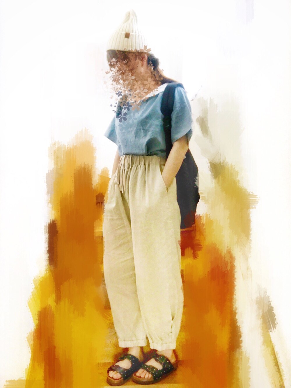 ブルー系のサンダル、ブラック系のバックパック/リュック、ホワイト系のその他パンツを着用したレディースの夏コーディネートの1枚目の写真