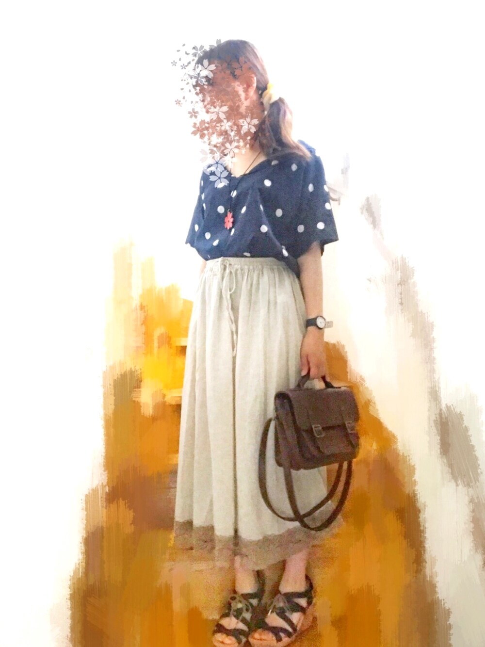 ブラウン系のショルダーバッグ、ベージュ系のスカート、ブルー系のシャツ/ブラウスを着用したレディースの夏コーディネートの1枚目の写真