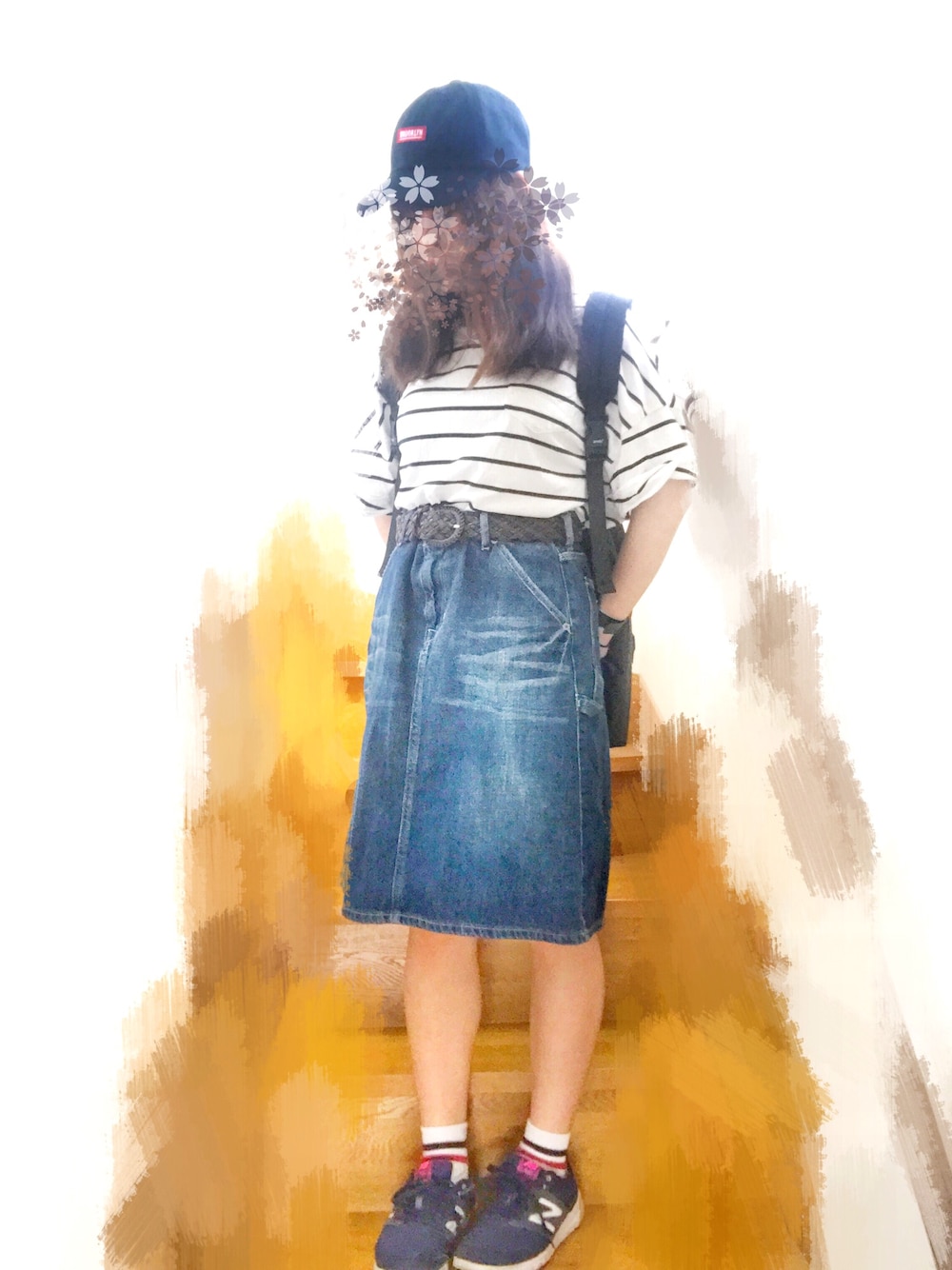 グレー系のTシャツ/カットソー、ブルー系のスニーカー、ブラック系のバックパック/リュックを着用したレディースの夏コーディネートの1枚目の写真