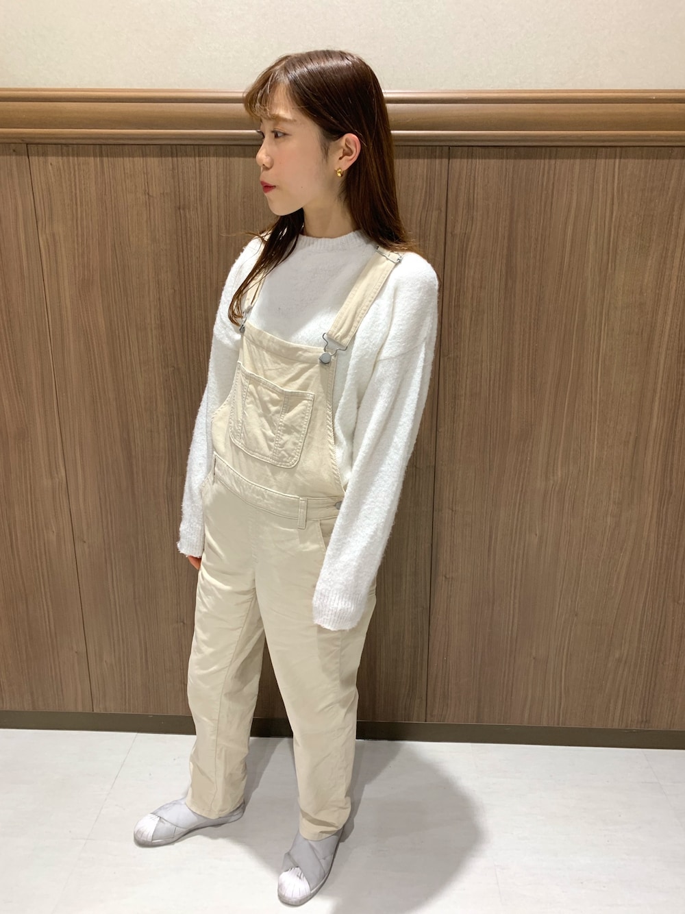 「大人カジュアル、秋コーデ、カジュアルコーデ、プチプラコーデ、モノトーン、シンプル、オーバーオール、ホワイトコーデ、オトナカジュアル、GU」｜「GUのアイテム（オールインワン・サロペット、ホワイト系）」を使った、あんりさん（レディース・161cm）の秋コーディネートの1枚目の写真